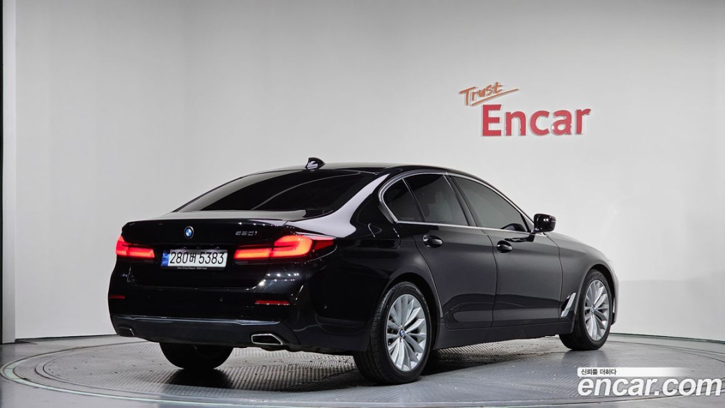 BMW 5-Series 520i Luxury, 2022
