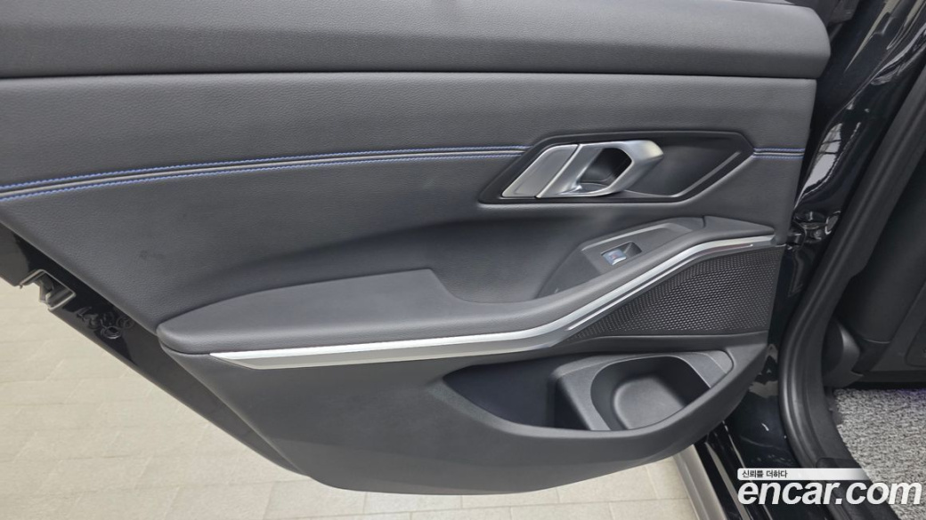 BMW 3-Series 320i Touring M Sports, 2022