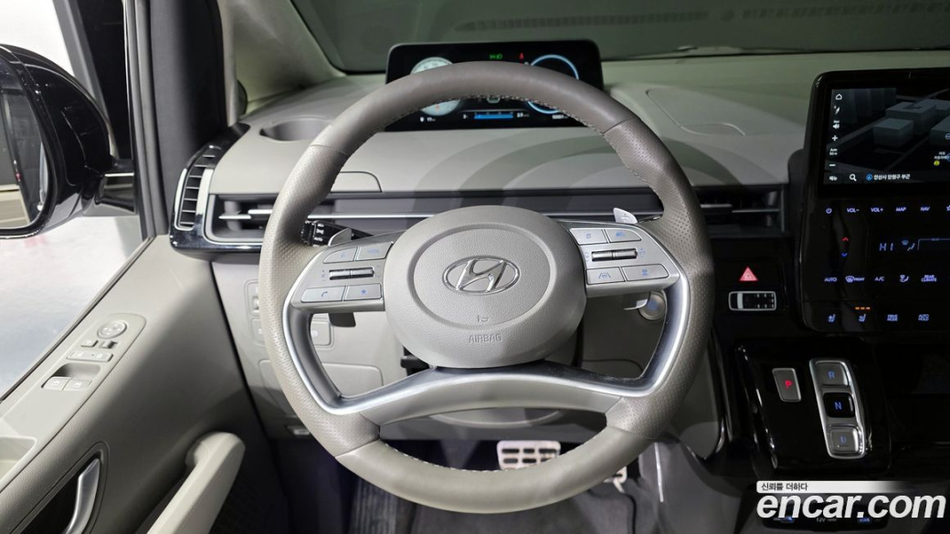 Hyundai Staria 4WD Lounge 9-Seater, 2022