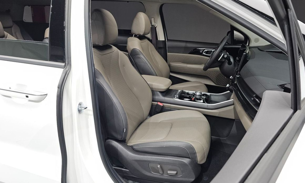 Kia Carnival 9-Seater Signature, 2025