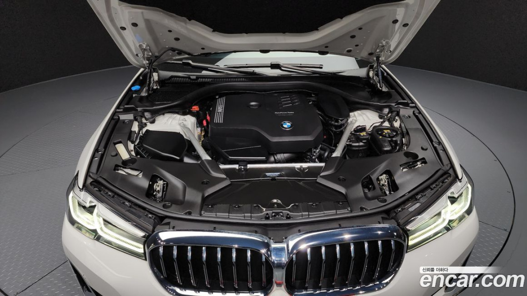 BMW 5-Series 520i Luxury, 2023