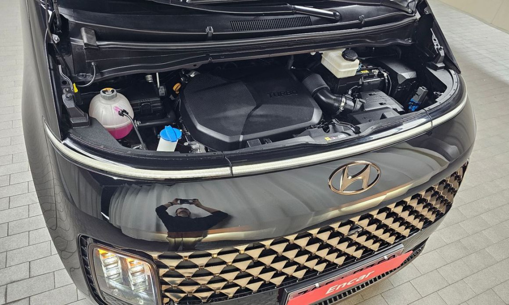 Hyundai Staria 4WD Lounge 7-Seater, 2022