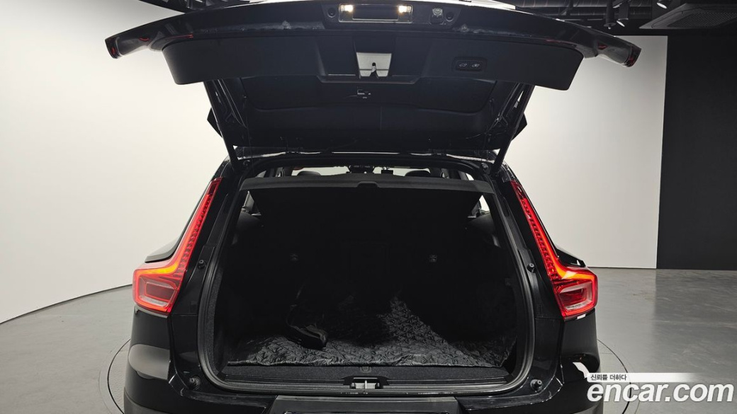 Volvo XC40 B4 Black Edition, 2025