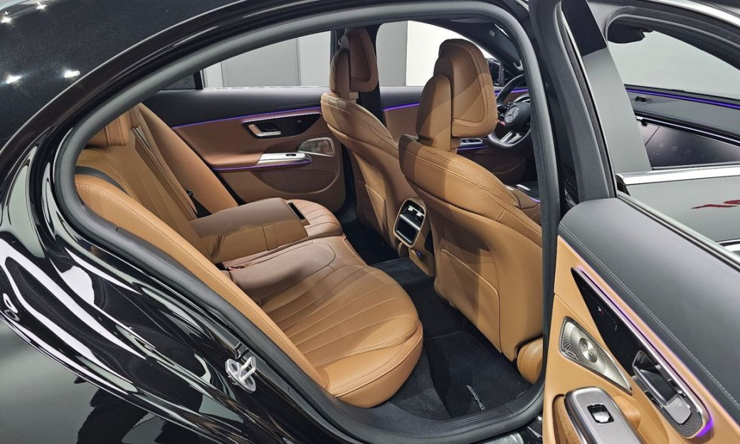 Mercedes-Benz E-Class E300 4MATIC AMG Line, 2025