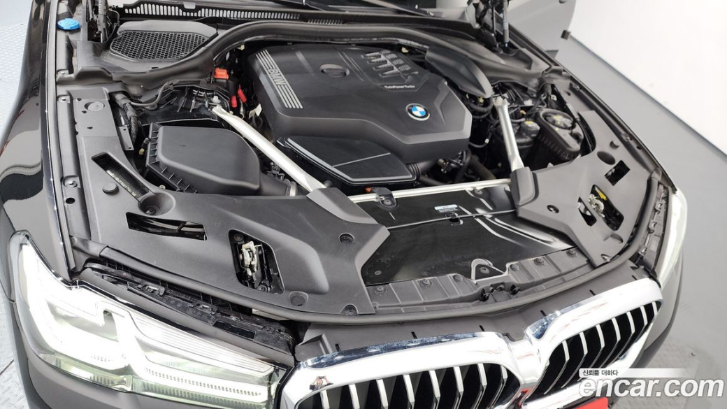BMW 5-Series 520i Luxury, 2022