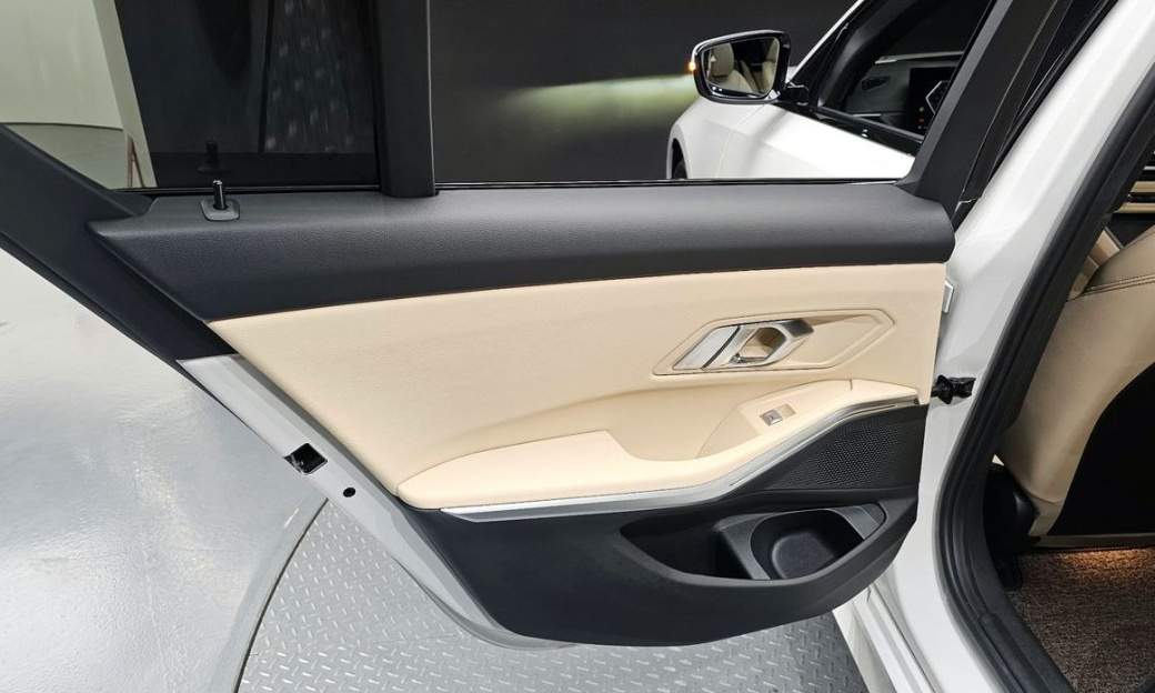 BMW 3-Series 320i, 2024