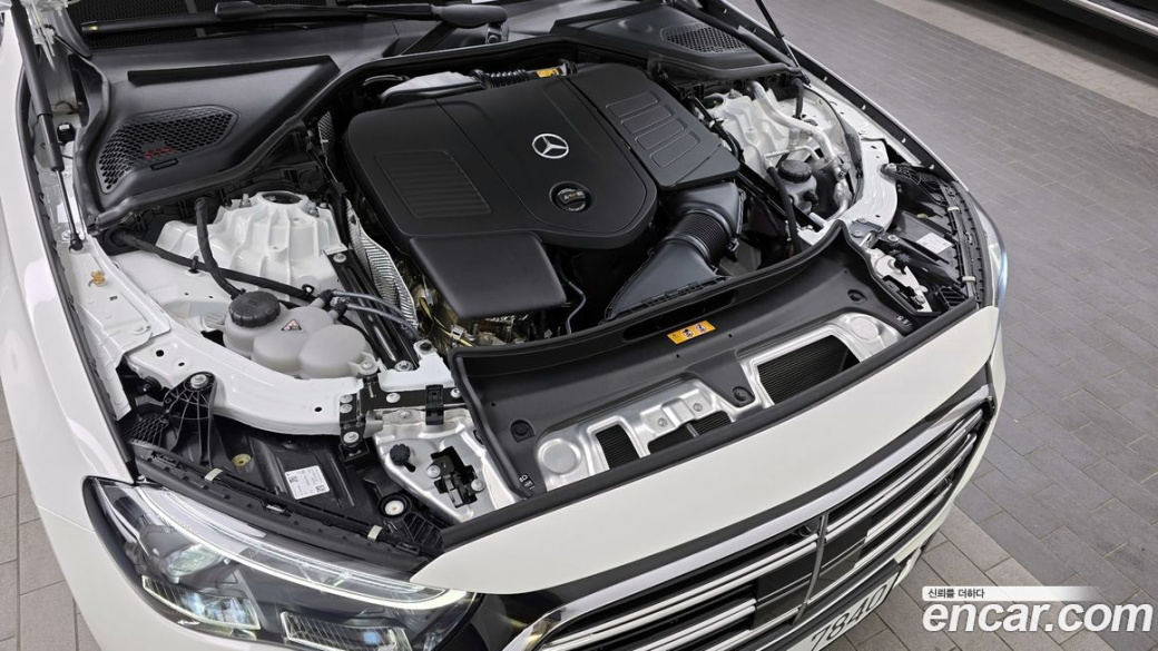Mercedes-Benz E-Class E300 4MATIC Exclusive, 2026