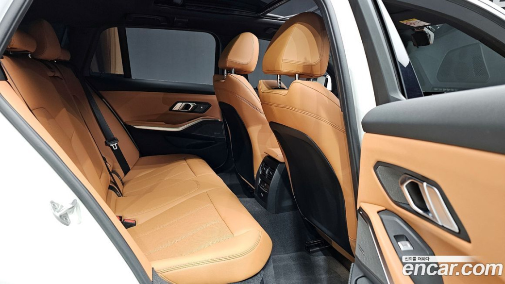 BMW 3-Series 320i Touring, 2024