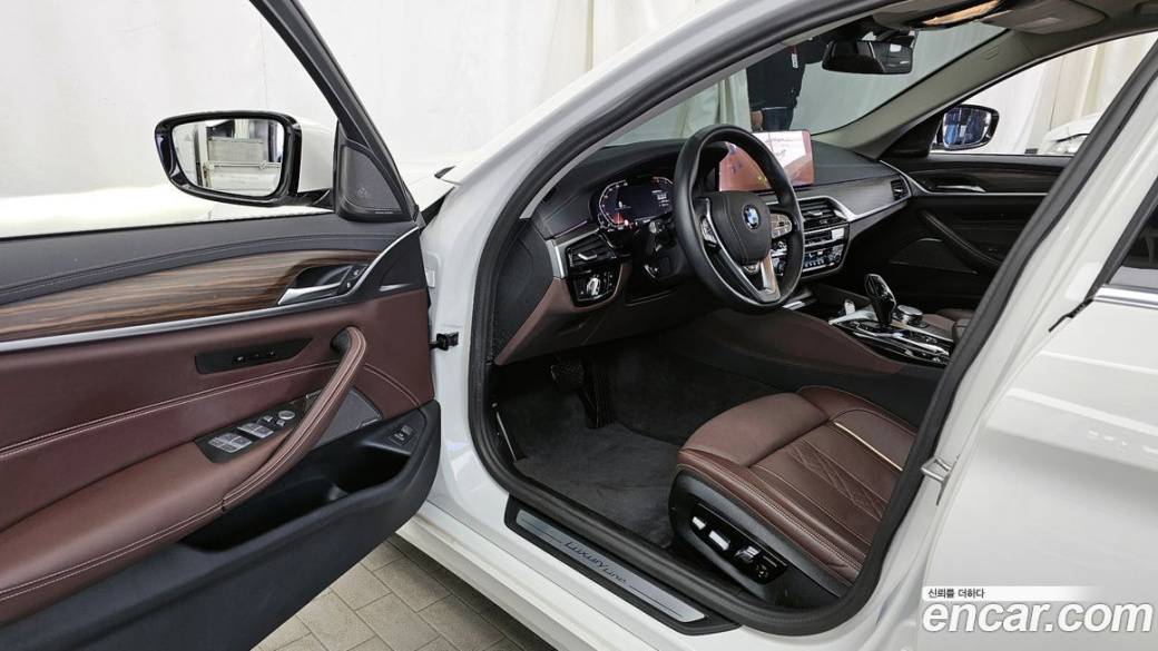 BMW 5-Series 530i Luxury, 2023