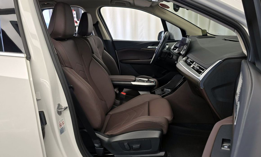 BMW 2-Series 220i Luxury, 2024