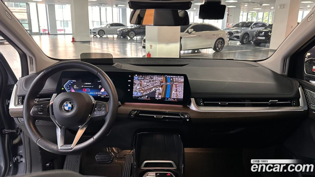BMW 2-Series 220i Luxury, 2023