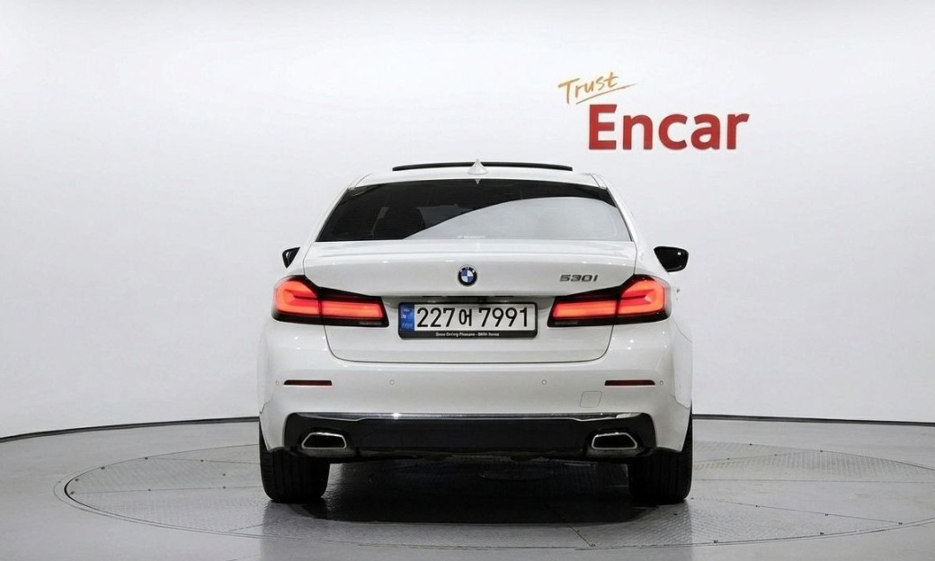 BMW 5-Series 530i Luxury, 2022