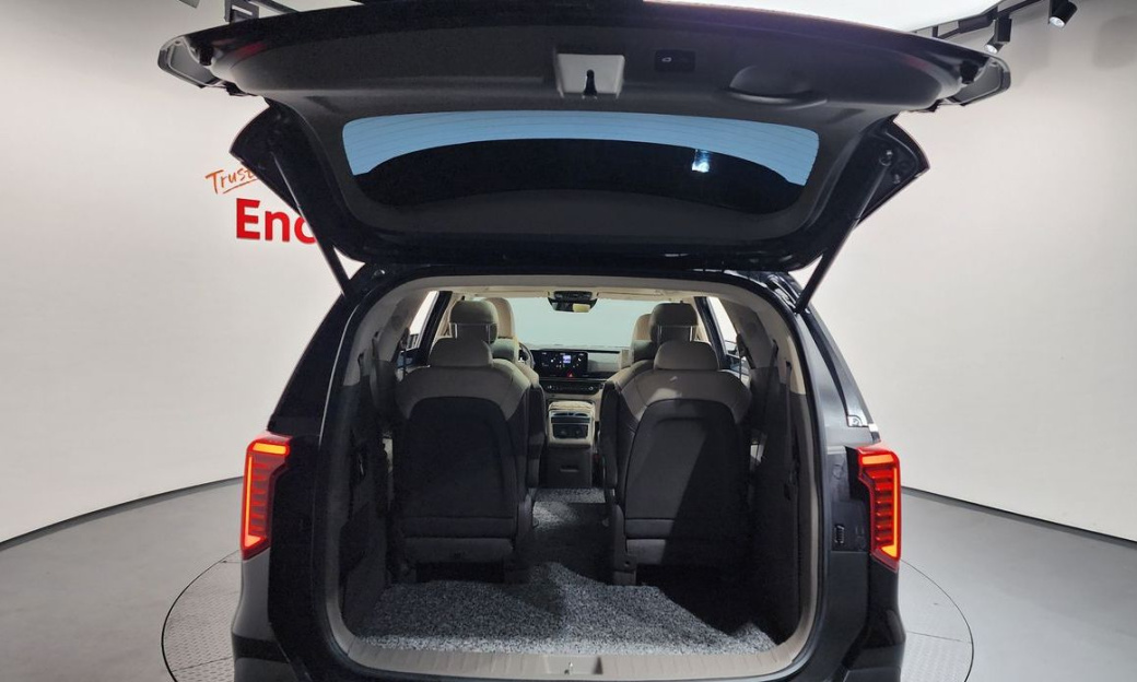 Kia Carnival 9-Seater Signature, 2024