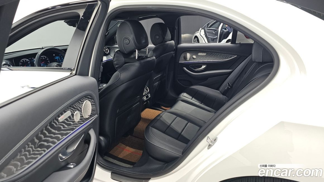 Mercedes-Benz E-Class E350 4MATIC AMG Line, 2023
