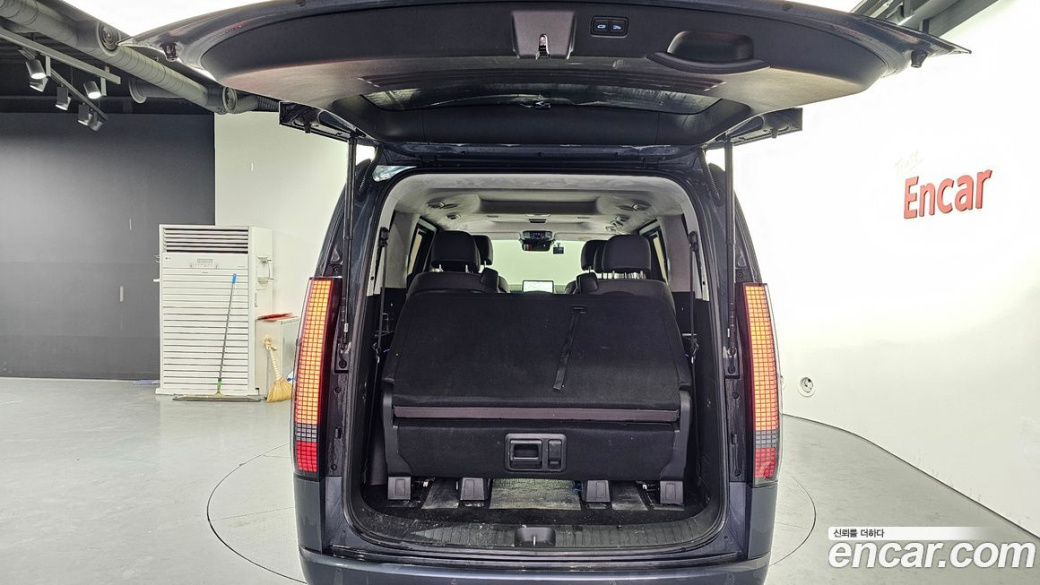 Hyundai Staria 4WD Lounge 9-Seater, 2025