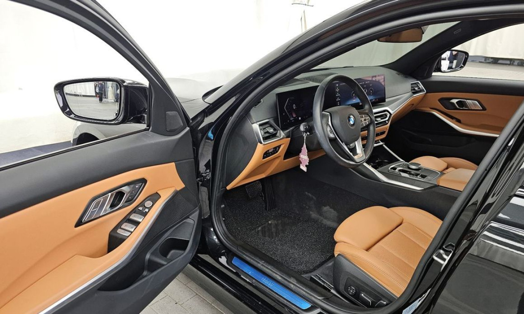 BMW 3-Series 320i, 2024