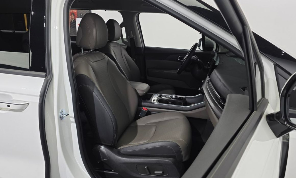 Kia Carnival 7-Seater Outdoor, 2025