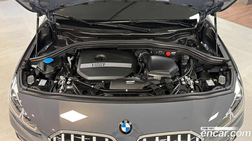 BMW 2-Series 220i Luxury, 2023