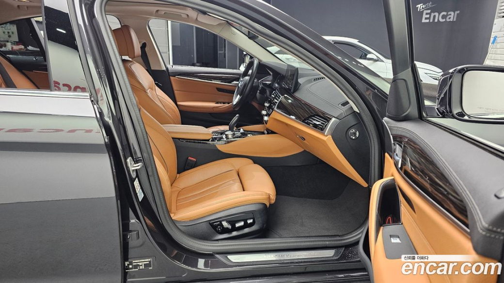 BMW 5-Series 520i Luxury, 2023