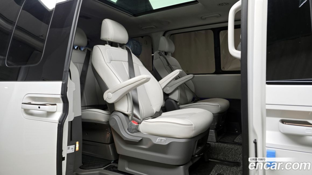 Hyundai Staria 4WD Lounge 9-Seater, 2025