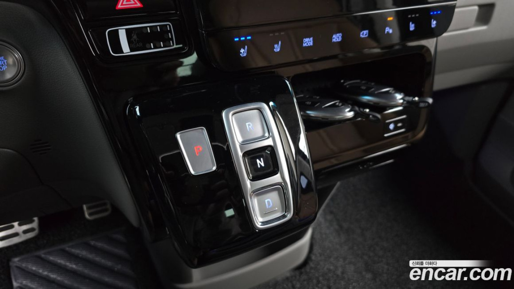Hyundai Staria Lounge 9-Seater, 2025