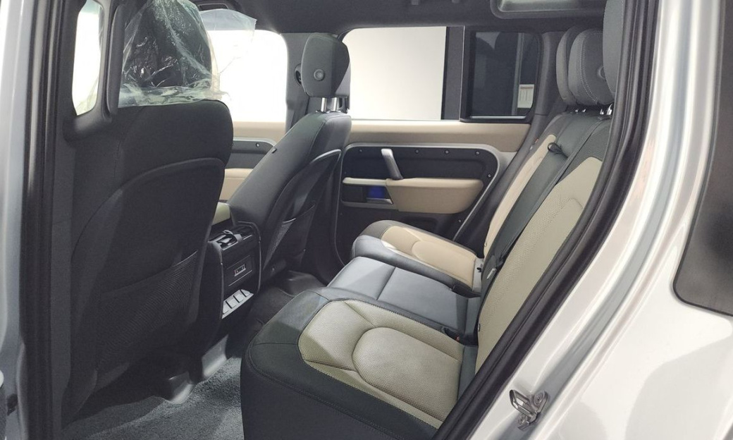 Land Rover Defender 110 P300 X-Dynamic SE, 2023