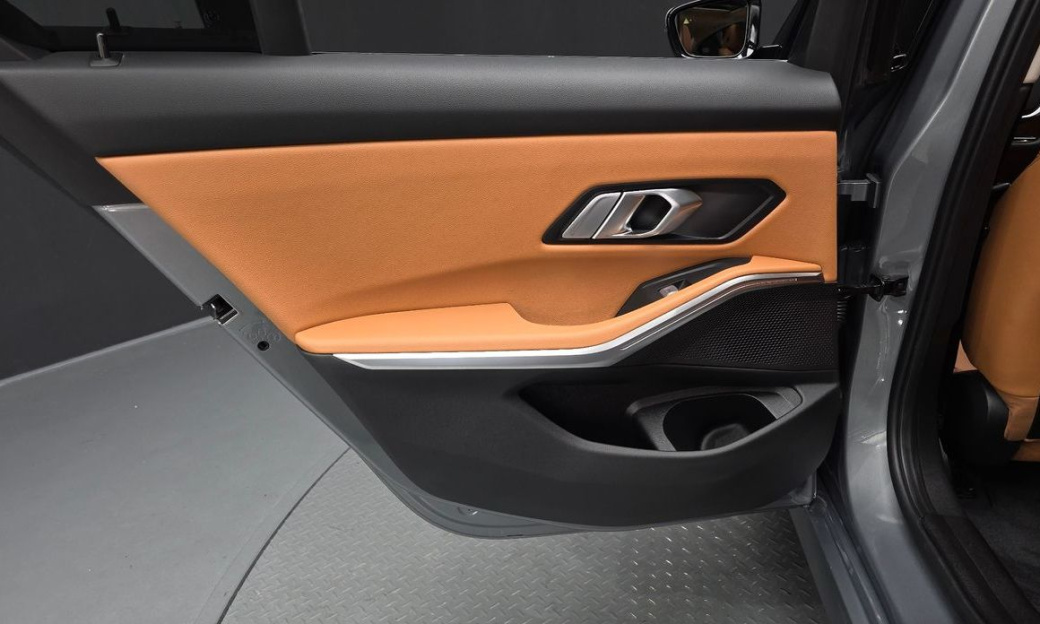 BMW 3-Series 320i, 2025