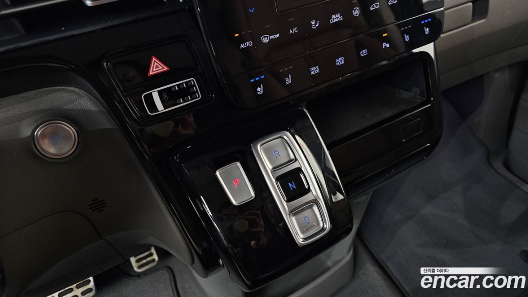 Hyundai Staria 4WD Lounge 9-Seater, 2022