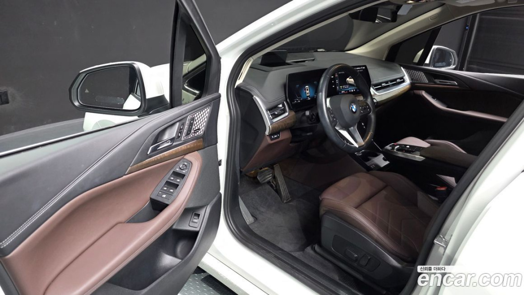 BMW 2-Series 220i Luxury, 2024