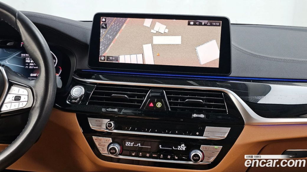 BMW 5-Series 520i Luxury, 2022