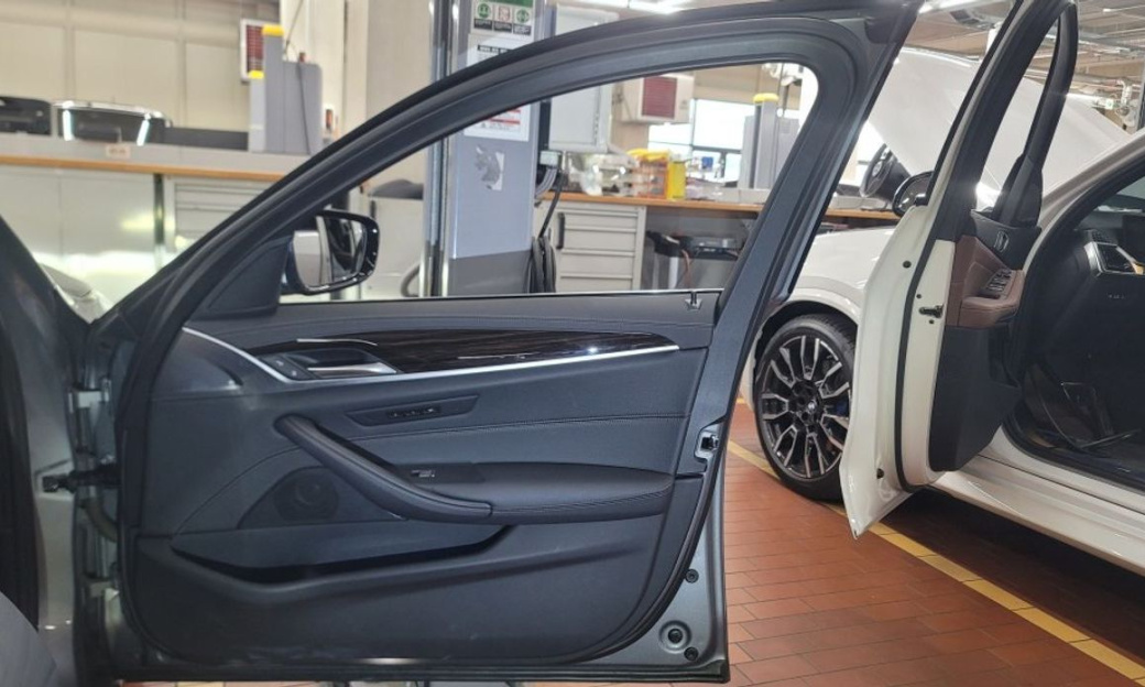 BMW 5-Series 520i Luxury, 2023