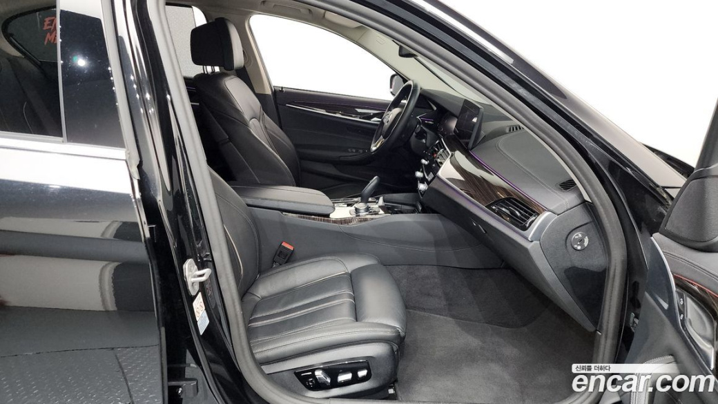 BMW 5-Series 520i Luxury, 2022