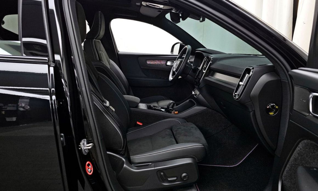 Volvo XC40 B4 Black Edition, 2025