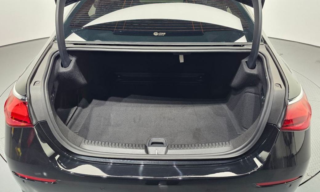 Mercedes-Benz E-Class E200 Avantgarde, 2025