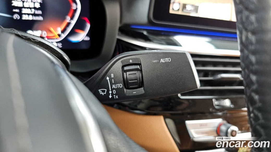 BMW 5-Series 520i Luxury, 2022