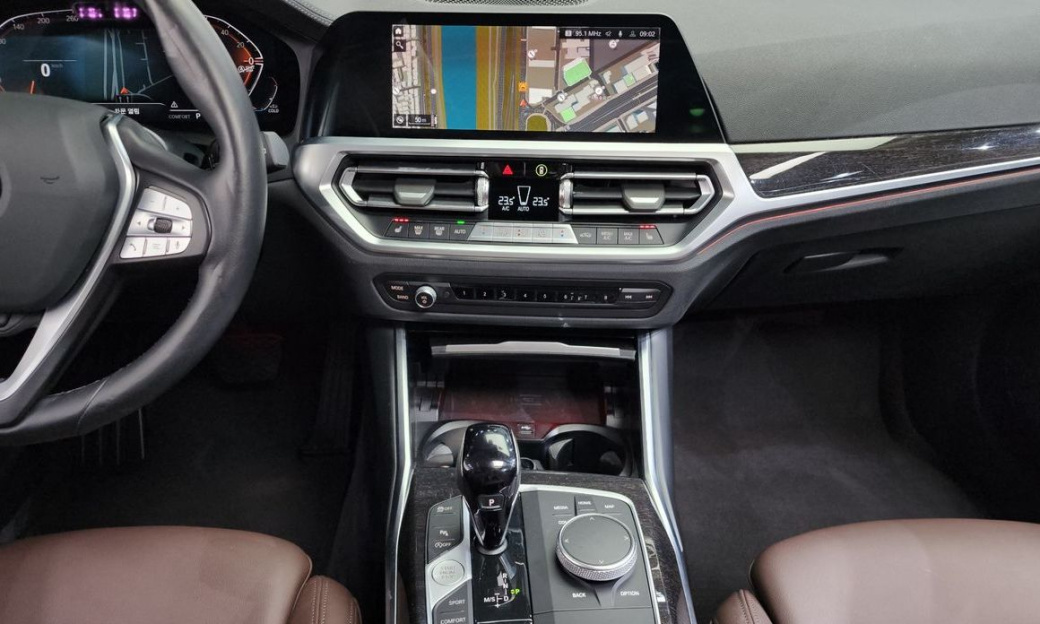 BMW 3-Series 320d Touring Luxury, 2022