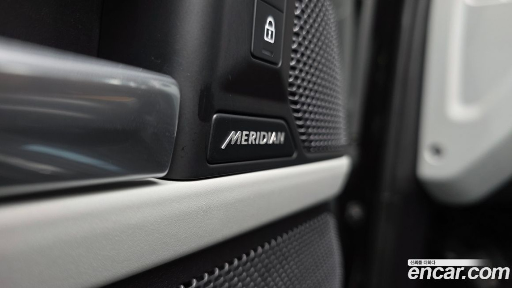 Land Rover Defender 110 P300 X-Dynamic SE, 2024