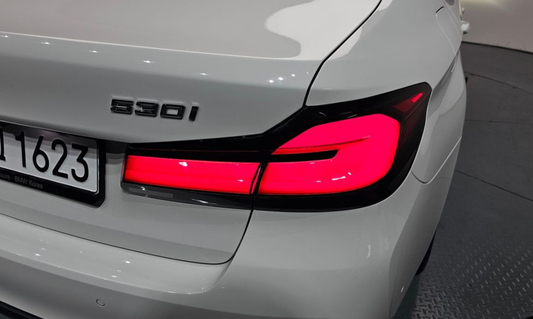 BMW 5-Series 530i Luxury, 2023