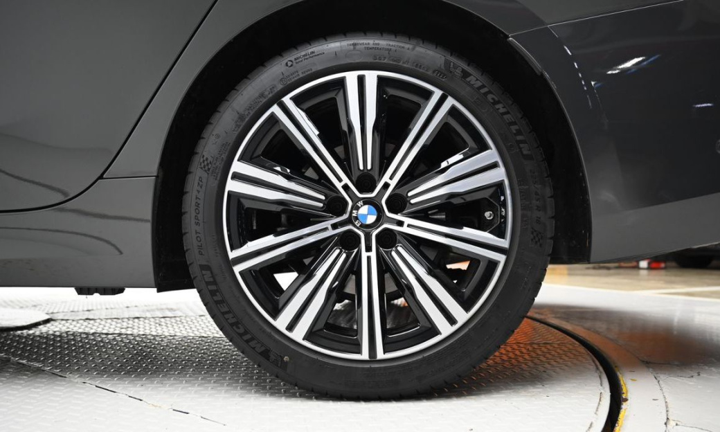 BMW 3-Series 320i, 2025