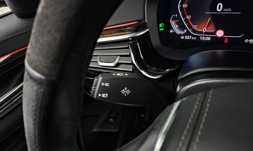 BMW 5-Series 520i Luxury, 2022
