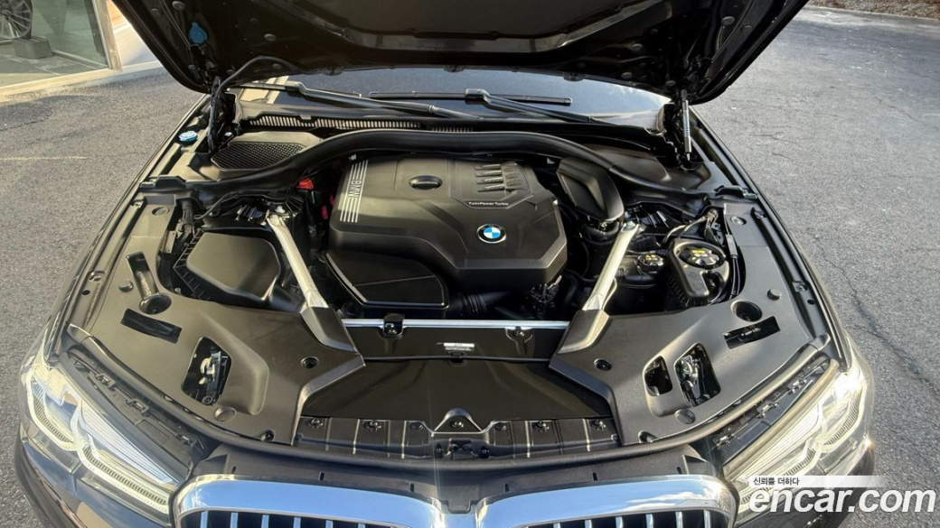 BMW 5-Series 520i Luxury, 2023