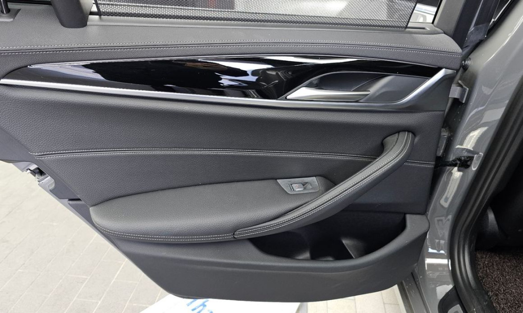 BMW 5-Series 520i Luxury, 2022