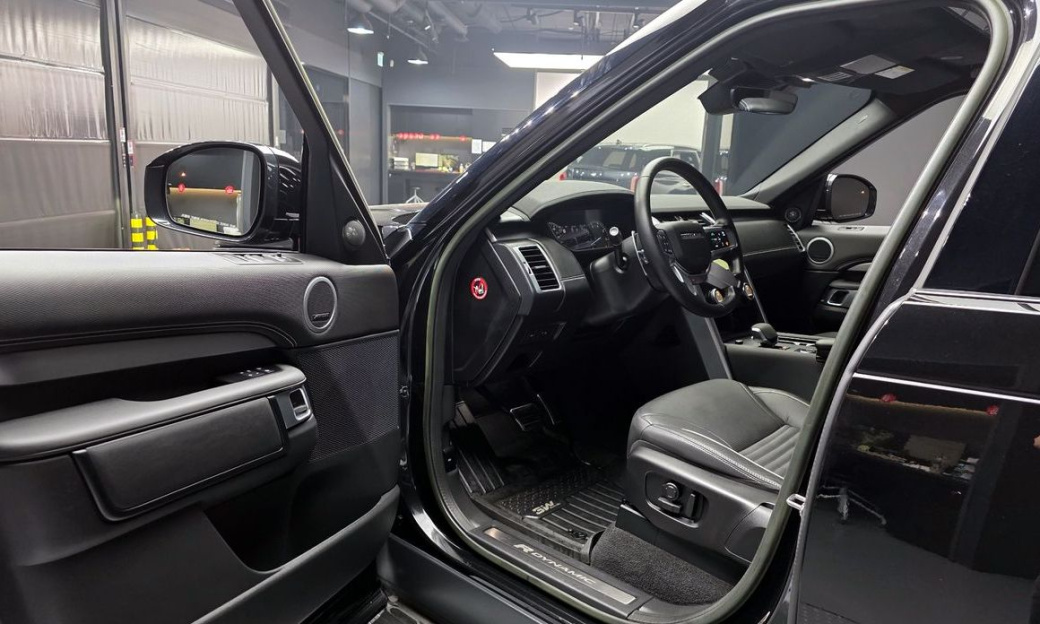 Land Rover Discovery P360 R-Dynamic SE, 2023