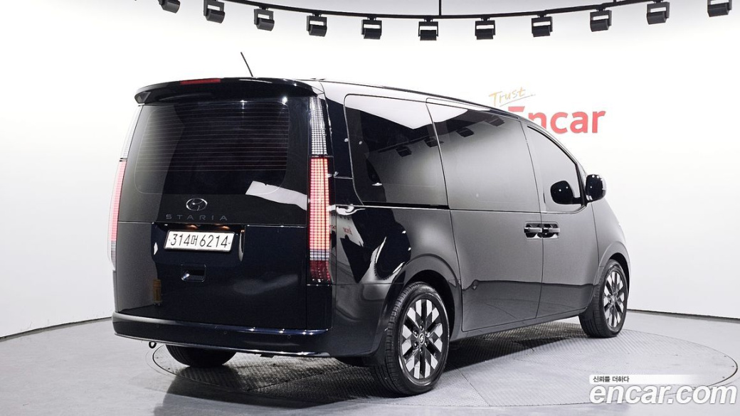 Hyundai Staria Lounge 9-Seater, 2022