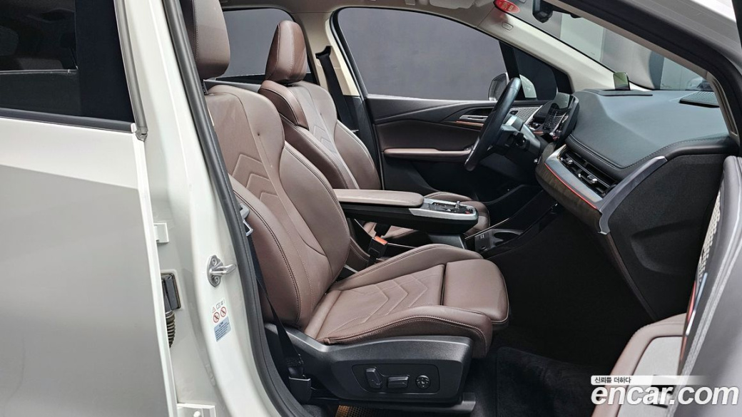 BMW 2-Series 220i Luxury, 2024