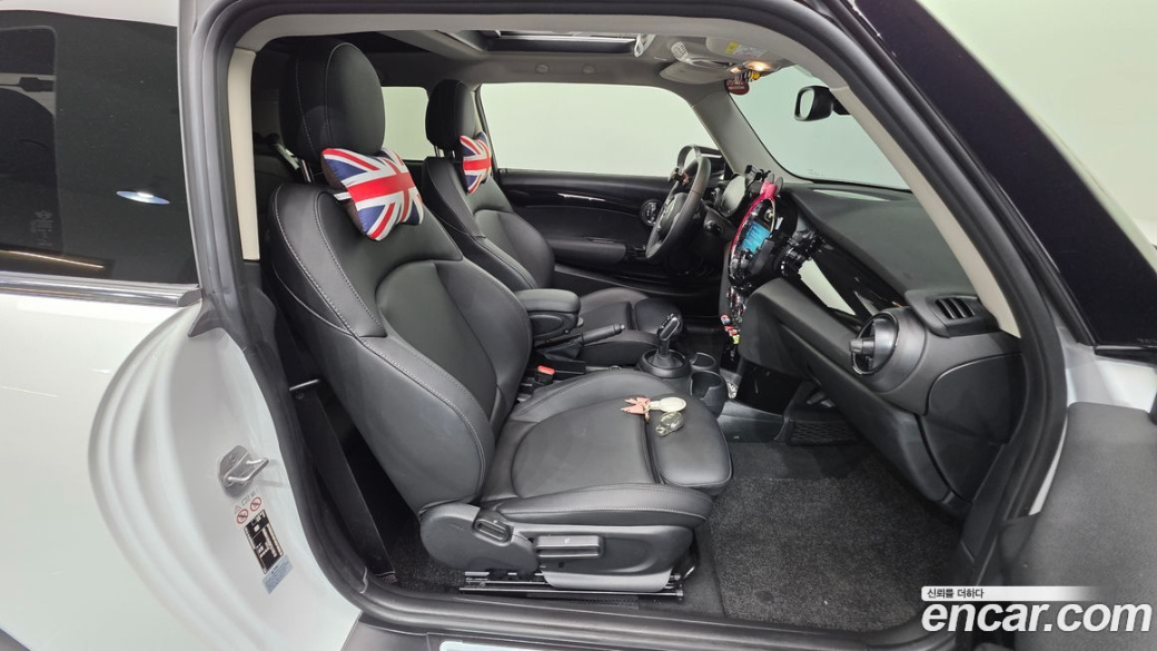 Mini Cooper Classic Plus Launch Pack, 2023