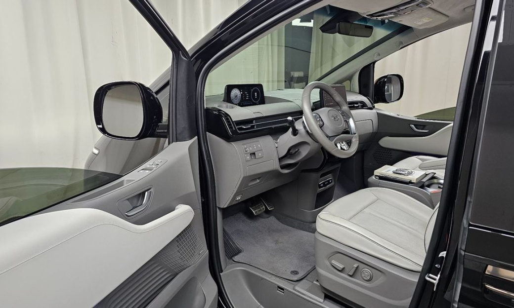 Hyundai Staria 4WD Lounge 7-Seater, 2022