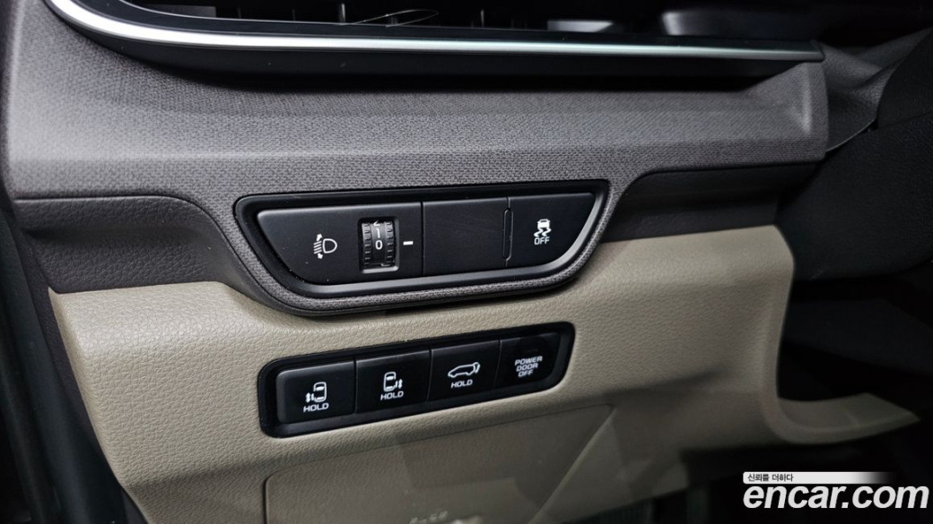 Kia Carnival 7-Seater Outdoor, 2025
