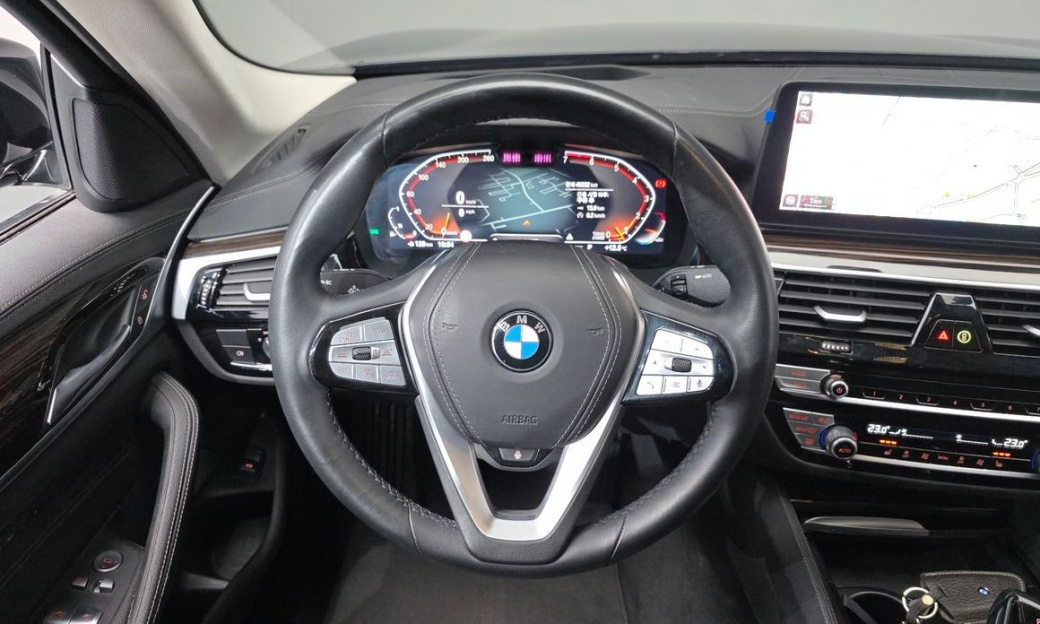BMW 5-Series 520i Luxury, 2023