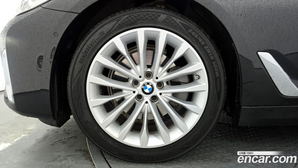 BMW 5-Series 520i Luxury, 2023